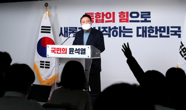 윤석열 대통령 당선인이 13일 오후 서울 여의도 국민의힘 중앙당사에서 대통령직 인수위원회 위원장과 부위원장 인선 결과를 발표한 뒤 취재진의 질문을 받고 있다. 김종호 기자 kimjh@