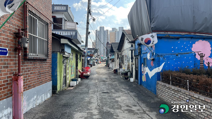 동두천 태극기마을 입구. 사시사철 태극기를 게양해 평화를 기원하고 있다. /조수현기자 joeloach@kyeongin.com