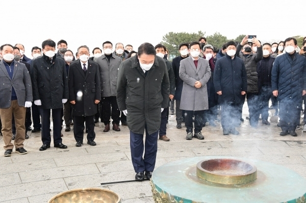 윤석열 대통령 당선인이 지난달 5일 제주4·3평화공원 위령제단에서 4·3희생자를 위해 참배하고 있다.
