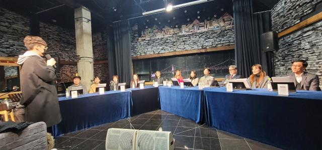 낭독극 '니 부모 얼굴이 보고 싶다' 공연을 마친 뒤 배우들이 관객과 대화를 하고 있다. 오금아 기자