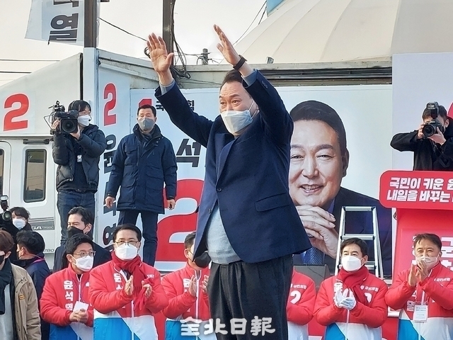 윤석열 대통령 당선인이 후보 시절인 지난 2월 22일 군산 공설시장에서 군산조선소 재가동을 약속하며 지지를 호소했다./군산=이환규 기자