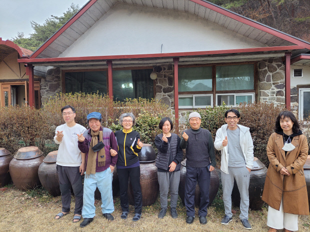 ‘글을낳는집’서 창작을 하고 있는 조성국 시인(왼쪽부터), 강병철 소설가, 조명희 시인, 박마리 소설가, 김규성 시인(촌장), 홍종의 동화작가, 이순임 소설가.
