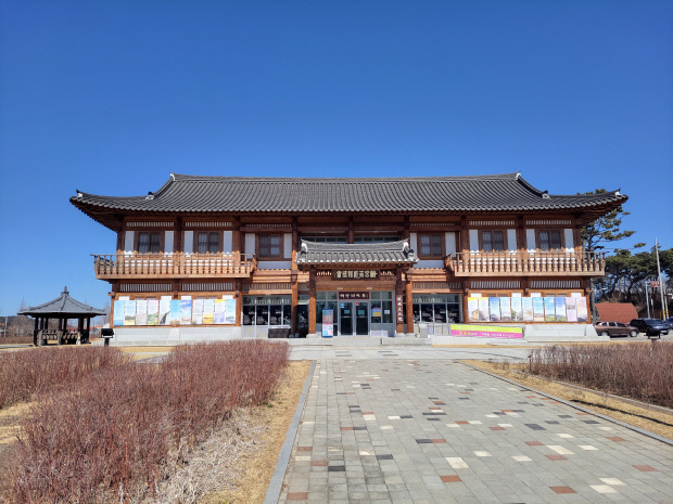 전북 부안군 부안읍 매창공원에 자리한 매창테마관은 조선시대 대표 여류 시인 매창의 시혼과 삶을 기리는 다양한 자료와 조형물이 비치돼 있다.