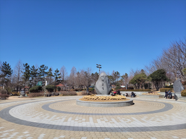 봄날 한적한 분위기가 감도는 매창공원