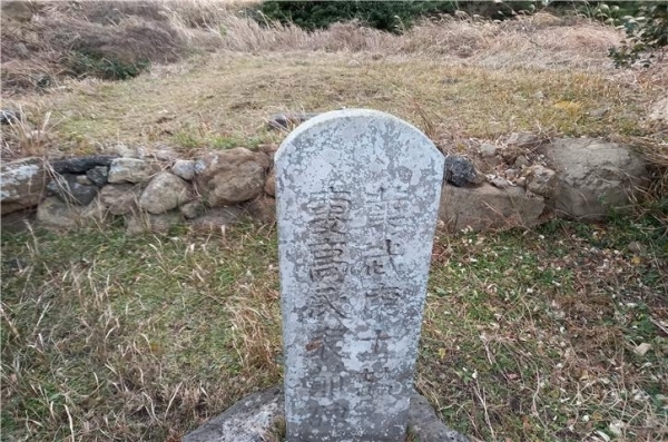 바다에 나가 돌아오지 못한 남편을 따라 목숨을 끊은 제주고씨의 무덤과 비.