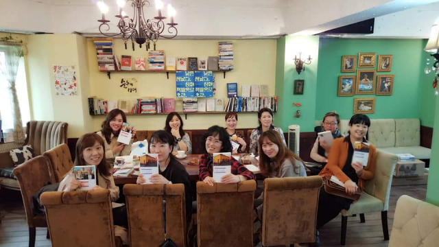 청학서점에서 진행되고 있는 독서모임./청학서점/