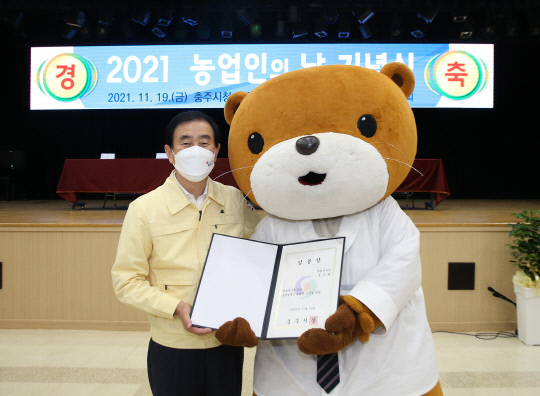 6. 충주씨가 조길형 충주시장에게 승진 축하인사를 받고 있다.