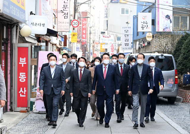 윤석열 대통령 당선인이 16일 서울 종로구 통의동 한 식당에서 점심 식사를 마친 후 “(집무실까지)걸어서 가자”는 깜짝 제안을 해 안철수 인수위원장, 원희룡 기획위원장 등과 함께 산책하고 있다. 국회사진기자단