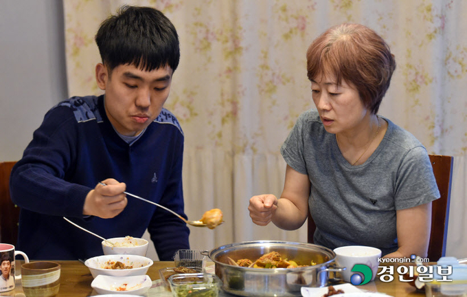 정미경 씨가 식사 중 아들 김도현씨에게 반찬을 혼자 뜰 수 있게 가르쳐 주고 있다. 2022.3.17 /김도우기자 pizza@kyeongin.com