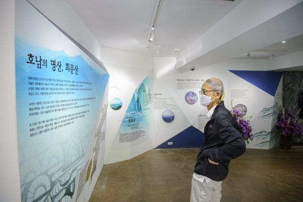 순창 회문산 의병기념관 내부를 둘러보고 있는 조동수 전 광주일보 주필.