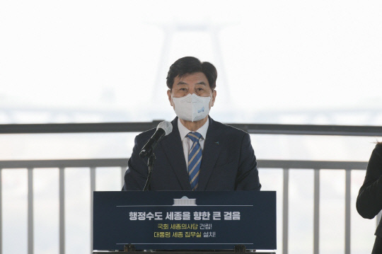 이춘희 세종시장이 17일 금강보행교에서 정례브리핑을 열고 '금강보행교 개통'에 대해 설명하고 있다. 사진=세종시 제공