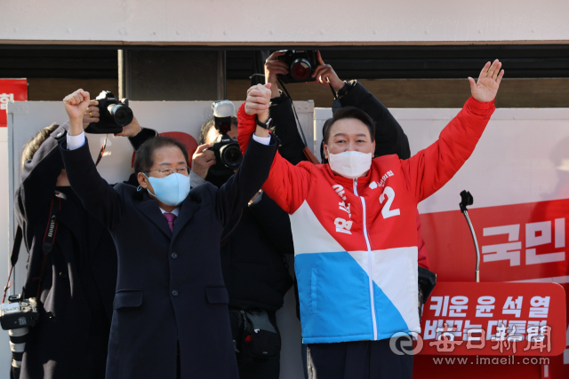제20대 대통령 선거 공식 선거운동이 시작된 15일 국민의힘 윤석열 대선 후보가 동대구역을 찾아 유세를 하고 있다. 안성완 기자 asw0727@imaeil.com