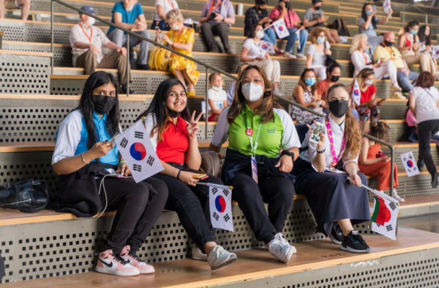 두바이 엑스포 한국관 관람객이 삼일절을 맞이하여 태극기를 들고 포즈를 취하고 있다. KOTRA 제공