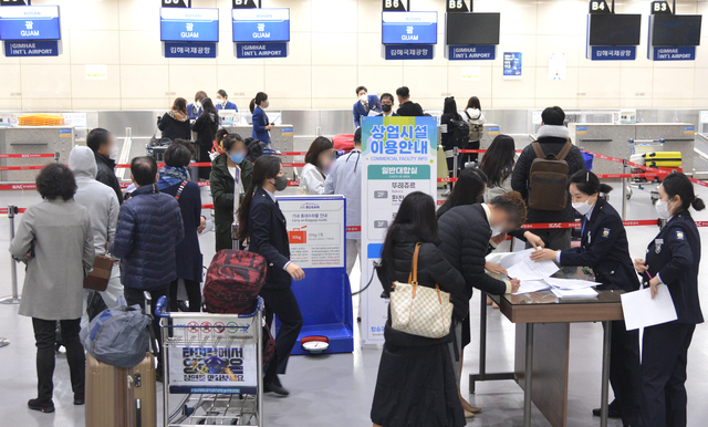 사진은 지난해 11월 부산 강서구 김해공항 국제선 대합실에서 부산-괌 노선 관광객들이 출국 수속을 받고 있다. 부산일보DB
