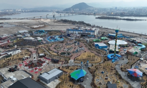 춘천 중도에 위치한 레고랜드 테마파크가 어린이날인 5월5일 개장을 앞두고 마무리 공정에 박차를 가하고 있다. 21일 레고랜드테마파크의 각종 놀이시설과 주차장, 호텔 등이 모습을 드러내고 있다. 신세희기자