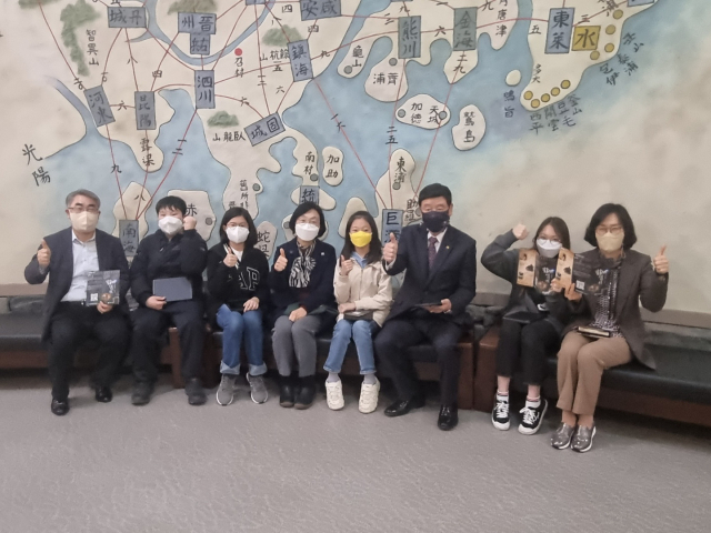 지난 18일 창원시립마산박물관에서 '스마트 창원시립마산박물관 구축사업' 시연회 참여자들이 기념사진을 찍고 있다./창원시/