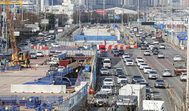 북항 배후도로서 검출된 오염토 정화로 인해 약 9개월~1년 공사지연이 전망되는 북항지하차도 공사현장. 김종진 기자 kjj1761@