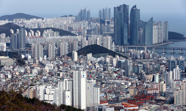 황령산 전망대에서 바라본 수영 해운대 전경. 부산일보DB