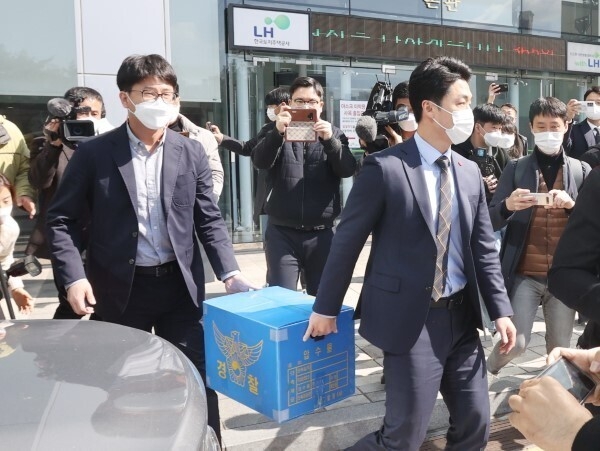 지난해 3월 22일 한국토지주택공사(LH) 전북본부 직원들의 부동산 투기정황을 포착한 전북경찰이 LH 전북본부를 압수수색했다. 사진=전북일보 DB