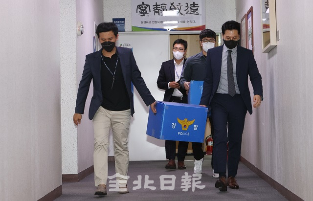 지난해 5월 12일 전북도청 간부의 도내 택지개발지구 투기정황이 포착돼 전북경찰이 전북도청을 압수수색했다. 사진=전북일보 DB