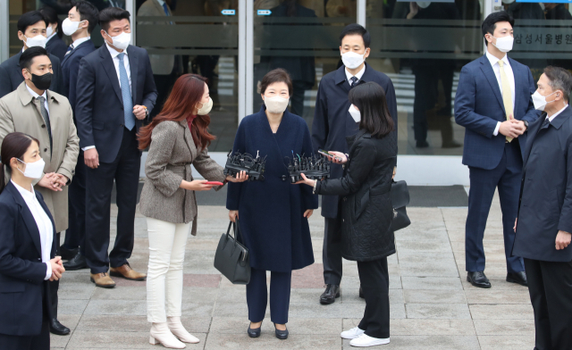 박근혜 전 대통령이 24일 오전 서울 강남구 삼성서울병원에서 퇴원하며 취재진의 질문을 받고 있다. 김종호 기자 kimjh@
