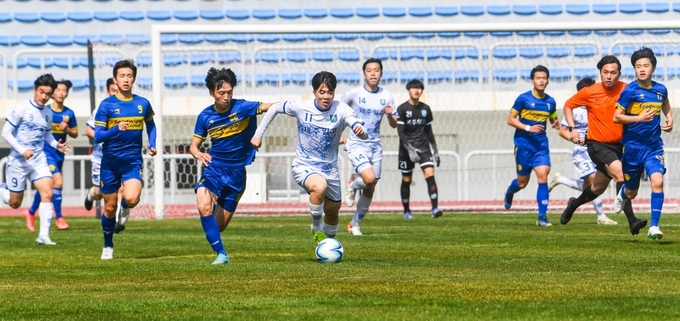27일 오후 제주종합경기장 주경기장에서 열린 2022 제주일보 백호기 전도 청소년축구대회 결승전에서 서귀포고등학교와 제주제일고등학교 선수들이 볼을 다투고 있다. 경기 결과 제주제일고가 서귀포고를 5-0으로 누르고 우승했다.