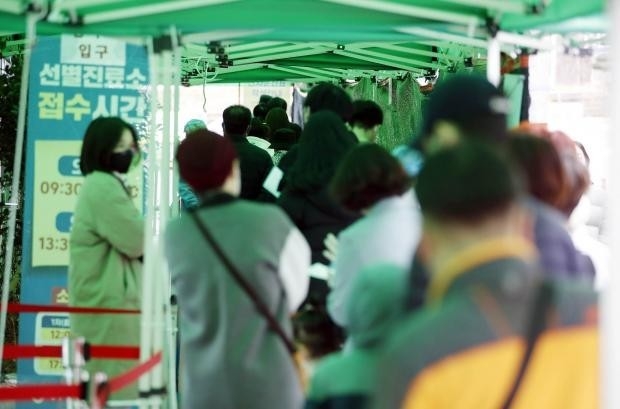 28일광주 북구 상시선별진료소에서 주민들이 유전자증폭(PCR) 코로나19 검사를 받으려고 대기하고 있다. <북구청 제공>