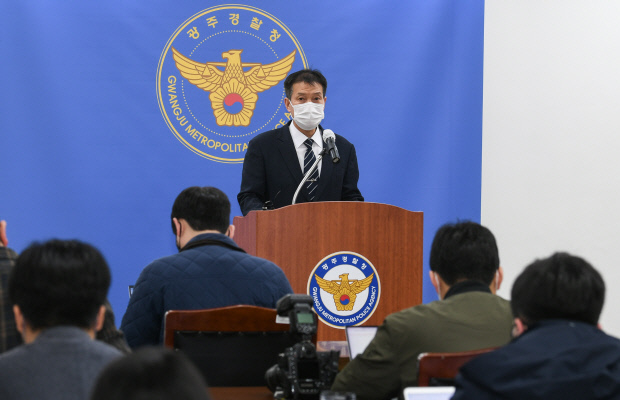 28일 오전 광주 광산구 광주경찰청에서 김광남 수사부장이 화정아이파크 붕괴하고 중간수사결과를 발표하고 있다. /나명주 기자mjna@kwangju.co.kr