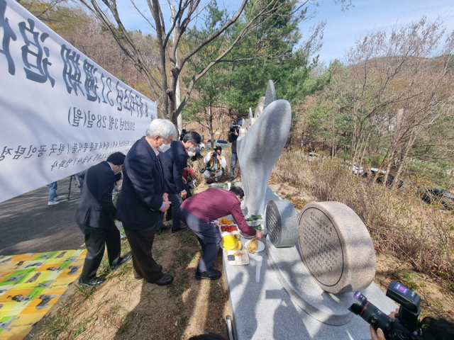28일 오전 대구 달서구 와룡산 선원공원에 설치된 개구리소년 추모비에서 유족들이 헌화하고 있다. 임재환 기자