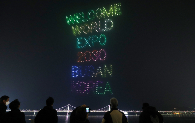인수위가 재단법인인 ‘2030부산세계박람회 유치위원회’를 대통령 직속으로 격상하는 것을 검토한다. 지난 1일 부산 수영구 광안리해변 일대에서 열린 부산월드엑스포 유치 염원 드론쇼. 강선배 기자 ksun@