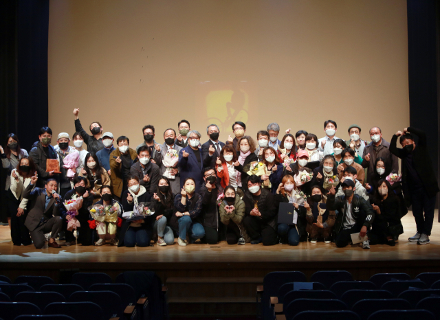 지난 29일 함안문화원에서 열린 제40회 경남연극제 폐막식에서 수상자와 관계자들이 기념촬영을 하고 있다. /경남연극