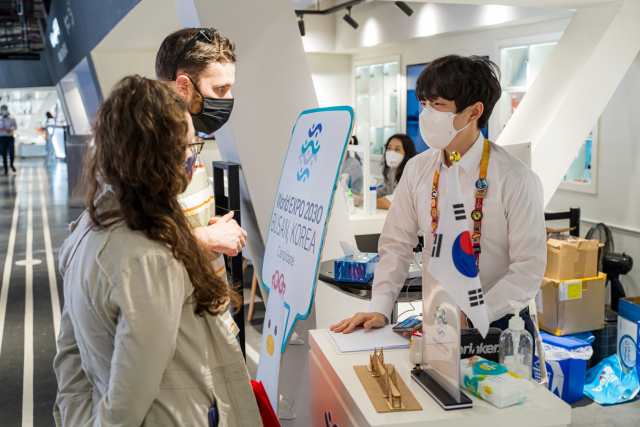 두바이 엑스포 한국관 관람객들이 2030부산세계박람회 유치 홍보 부스에서 관계자와 대화를 나누고 있다. 코트라 제공