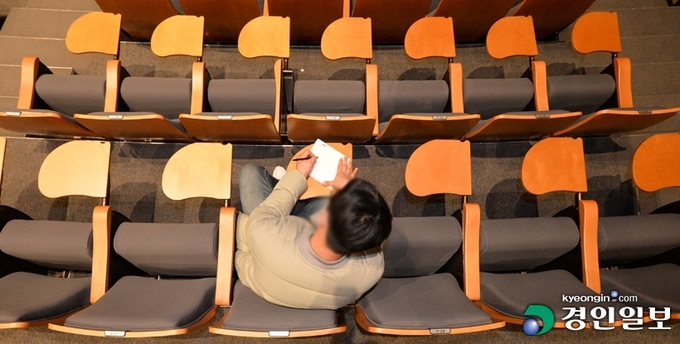 생활 곳곳에서 왼손잡이들은 일상적인 불편을 감수하며 살아가고 있다. 사진은 오른손잡이를 위한 대학 강의실 기역자 책상. /김금보·김도우기자 artomate@kyeongin.com