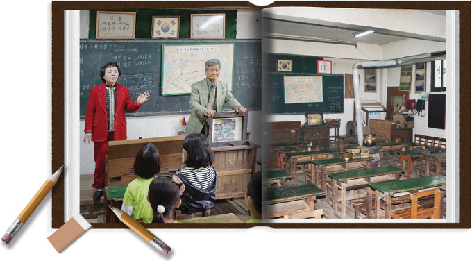 덕포진교육박물관 부부관장이 수업을 진행하는 모습(왼쪽)과 3학년2반 교실. /덕포진교육박물관 제공