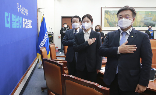 더불어민주당 변재일 중앙위원회 의장과 박지현·윤호중 공동비상대책위원장이 1일 오전 서울 여의도 국회에서 열린 제2차 중앙위원회에서 국민의례를 하고 있다. 사진=국회사진기자단