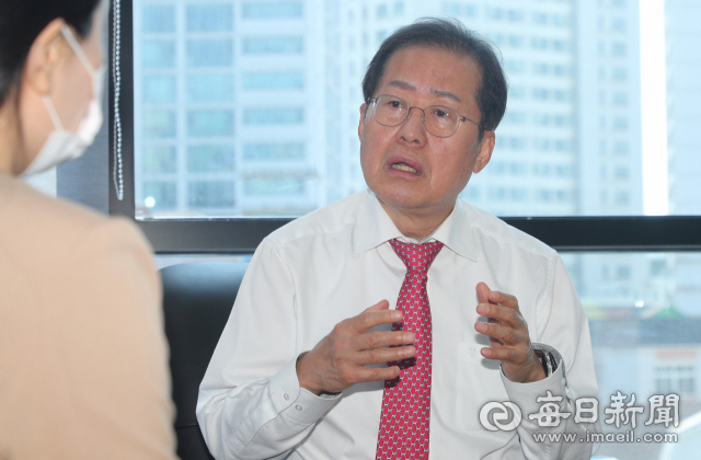 다가오는 6.1 지방선거에서 대구시장 출마선언을 한 홍준표 국민의힘 의원이 4일 오후 대구 중구 삼덕동2가에 마련된 선거 사무소에서 매일신문과 인터뷰를 하고 있다. 안성완 기자 asw0727@imaeil.com