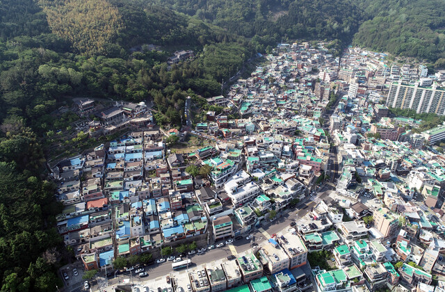 부산 초량 산복도로에 위치한 주택이 부산비엔날레 전시장으로 활용된다. 사진은 초량 산복도로 전경. 부산일보DB