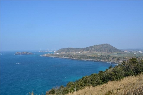 수월봉에서 바라본 당산봉 주변 풍경. 을사사화로 홍문관 부제학에서 좌천되어 제주목사로 부임한 임형수는 제주 도처 순력에 나서고 특히 대정현 소속의 당산봉과 수월봉 일대를 안식(安息)을 누릴만한 옥토인 ‘남야광지(南野廣地)’로 여겼고, 부친의 유훈에 따라 임형수의 아들인 임구는 제주로 이주했다. 