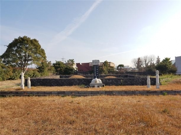충주 지씨 입도조 지영걸 묘.