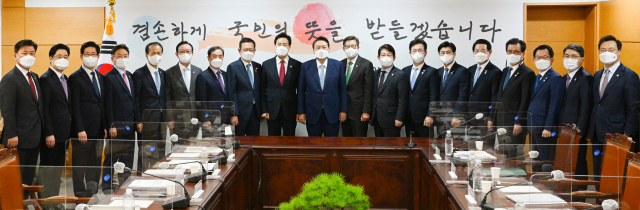 윤석열(가운데) 대통령 당선인이 6일 서울 종로구 대통령직인수위원회에서 열린 전국 17개 시·도지사 간담회에서 권영진 대구시장, 이철우 경북도지사를 비롯한 참석자들과 기념촬영을 하고 있다. 대구시 제공