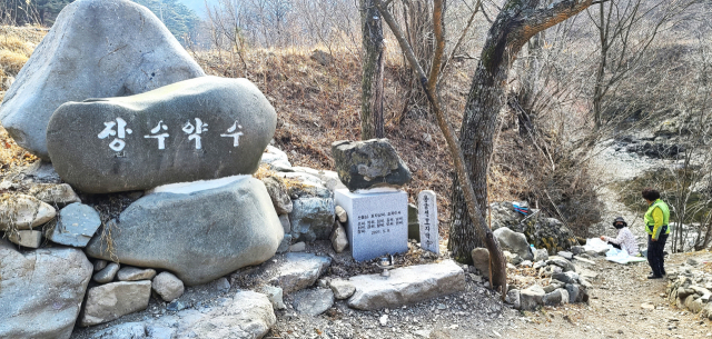 영양군 수비면 죽파리 자작나무숲 가는 길목에 자리한 '신비의 샘물'과 '소원들어주는 돌할배'는 입소문을 타고 화제다. 사진은 신비의 샘물로 알려진 '장수약수' 모습. 엄재진 기자