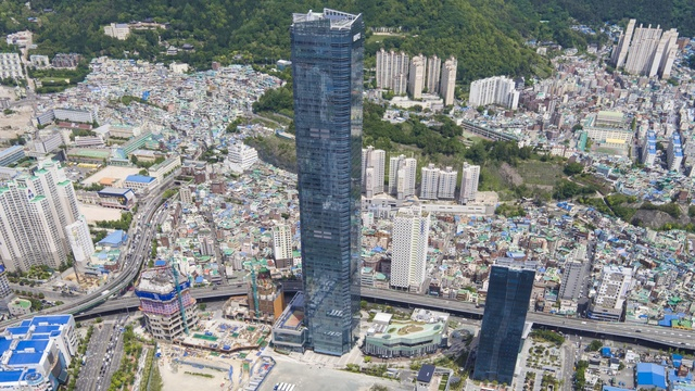 부산 지역 내 상업지역과 경관지구 가로구역별 건축물 높이 제한이 12년 만에 완화될 전망이다. 건축물 높이 제한이 엄격하게 적용되고 있는 남구 문현동 금융혁신도시 주변 상업지역과 그 일대 전경. 부산일보DB