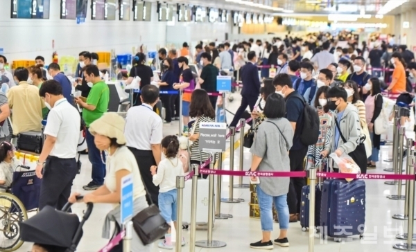 제주국제공항 대합실에서 긴 줄을 선 관광객들의 모습. 제주일보 자료사진