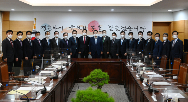 윤석열 대통령 당선인이 6일 오후 서울 종로구 통의동 제20대 대통령직인수위원회에서 열린 시·도지사 간담회에서 하병필(맨 오른쪽) 경남도지사 권한대행 등 참석자들과 기념촬영을 하고 있다./경남도/