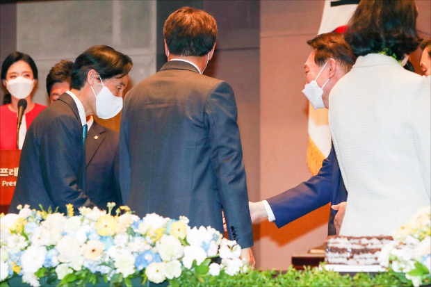 윤석열 대통령 당선인이 6일 오후 서울 세종대로 한국프레스센터에서 열린 제66회 신문의 날 기념식에서 한국신문협회 부회장인 김여송(왼쪽) 광주일보 발행인과 인사를 나누고 있다. /인수위사진기자단