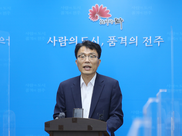 자신을 둘러싼 정치브로커들의 제안을 폭로하며 지난 8일 민주당 전주시장 예비후보에서 사퇴한 이중선 전 청와대 행정관.