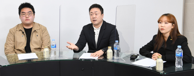 박준용(왼쪽부터) 더불어민주당 경남도당 청년위원회 대변인,이재환 국민의힘 경남도당 대변인,조은성 청년정의당 경남도당 사무처장이 지난 4일 경남신문 스튜디오에서 '청년 정치, 소외 딛고 날개 펼까'라는 주제로 유튜브 방송 좌담회를 하고 있다./김승권 기자/