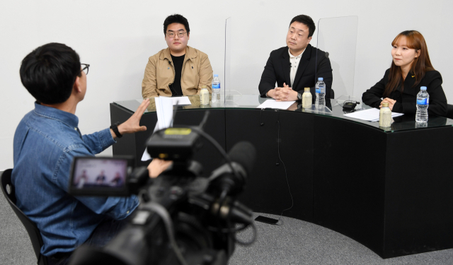 박준용(왼쪽 두 번째부터) 더불어민주당 경남도당 청년위원회 대변인, 이재환 국민의힘 경남도당 대변인, 조은성 청년정의당 경남도당 사무처장이 지난 4일 경남신문 스튜디오에서 ‘청년 정치, 소외 딛고 날개 펼까’라는 주제로 유튜브 방송 좌담회를 하고 있다./김승권 기자/