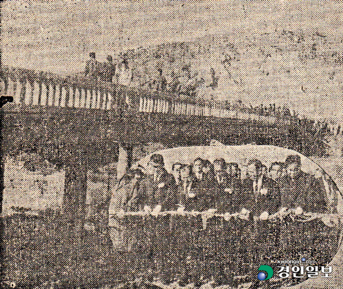 1960년 11월 20일 자 인천신문(현 경인일보)에 보도된 말레이지아교 개통식 기사의 사진. /경인일보 DB