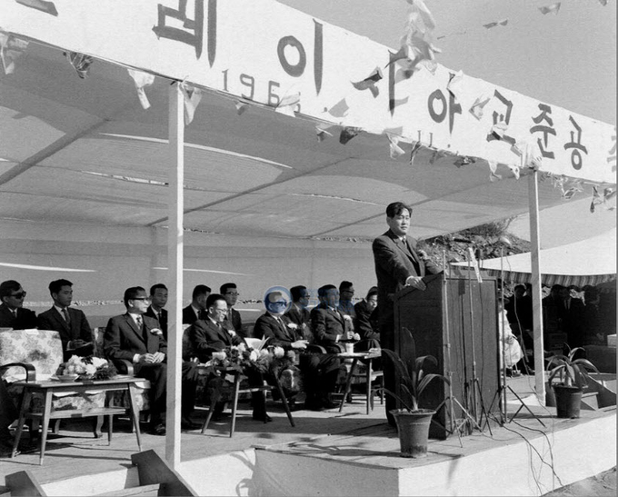 1960년 11월 19일 말레이지아교 개통식에 참석한 내빈이 축사를 하고 있다. /국가기록원 DB